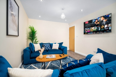 Modern 4 Bedroom House - Garden - Parking