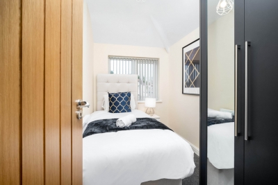 Modern 4 Bedroom House - Garden - Parking