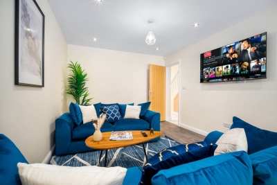 Modern 4 Bedroom House - Garden - Parking