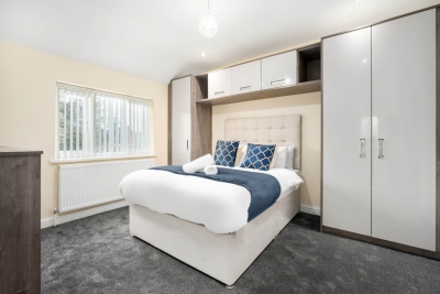 Modern 4 Bedroom House - Garden - Parking