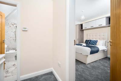 Modern 4 Bedroom House - Garden - Parking