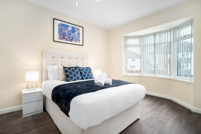 Modern 4 Bedroom House - Garden - Parking