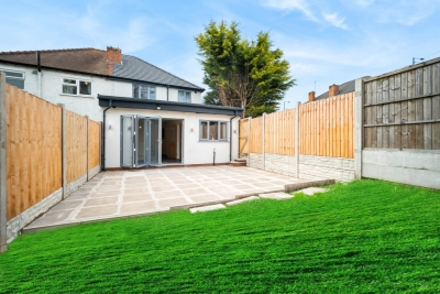 Modern 4 Bedroom House - Garden - Parking