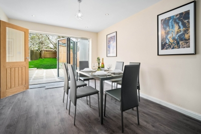 Modern 4 Bedroom House - Garden - Parking