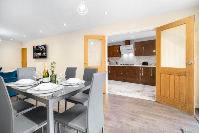 Modern 4 Bedroom House - Garden - Parking