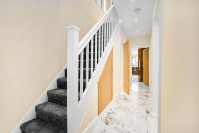 Modern 4 Bedroom House - Garden - Parking