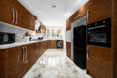 Modern 4 Bedroom House - Garden - Parking