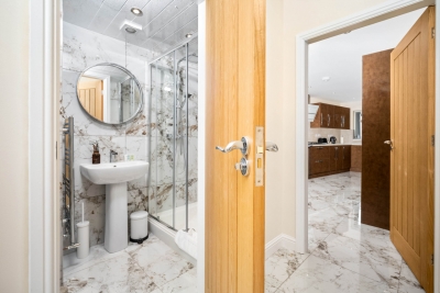 Modern 4 Bedroom House - Garden - Parking
