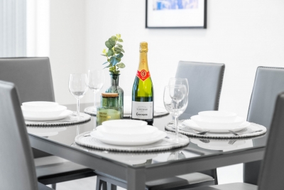Modern 4 Bedroom House - Garden - Parking
