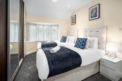 Modern 4 Bedroom House - Garden - Parking