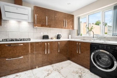 Modern 4 Bedroom House - Garden - Parking