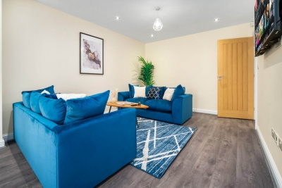 Modern 4 Bedroom House - Garden - Parking