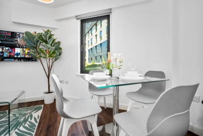 Modern 2 Bed Apartment - Smart TV - WIFI