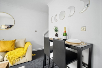 2 Bedroom House - Parking - Garden - Oldbury