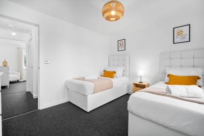 2 Bedroom House - Parking - Garden - Oldbury