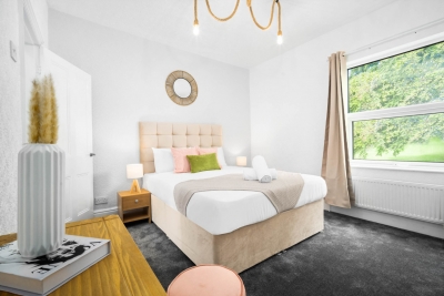 Stylish 3 Bed House - 6 Guests - Garden - Parking