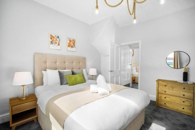 Stylish 3 Bed House - 6 Guests - Garden - Parking