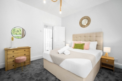 Stylish 3 Bed House - 6 Guests - Garden - Parking