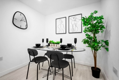 Modern 2 Bedroom Apartment - WiFi - Smart TV