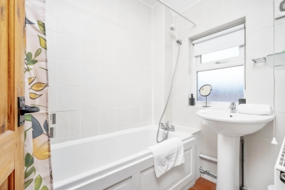 Cozy 3 Bed House - City Centre - Garden - Parking