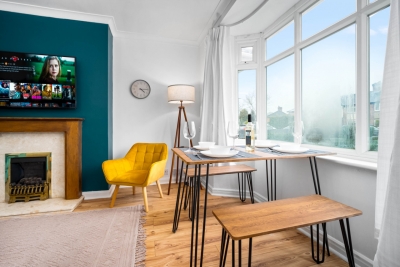 Stylish Three Bedroom House - Garden - Parking