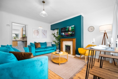 Stylish Three Bedroom House - Garden - Parking