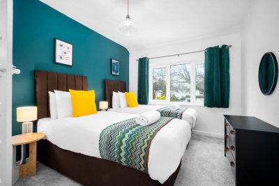 Stylish Three Bedroom House - Garden - Parking