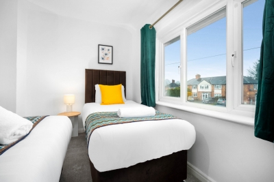 Stylish Three Bedroom House - Garden - Parking