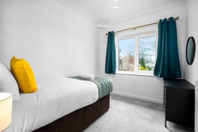 Stylish Three Bedroom House - Garden - Parking