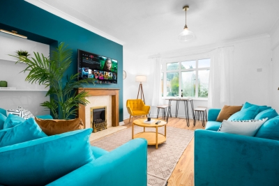 Stylish Three Bedroom House - Garden - Parking