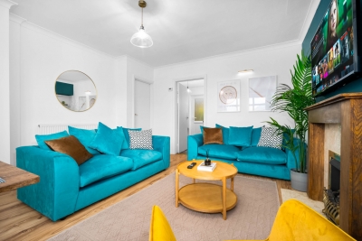 Stylish Three Bedroom House - Garden - Parking