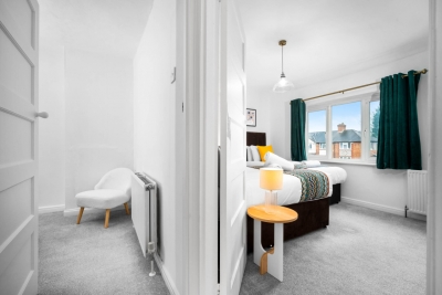 Stylish Three Bedroom House - Garden - Parking