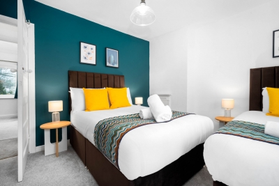 Stylish Three Bedroom House - Garden - Parking