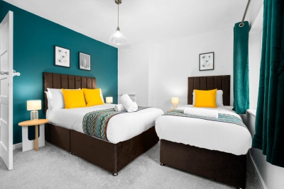 Stylish Three Bedroom House - Garden - Parking