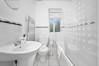 Stylish Three Bedroom House - Garden - Parking