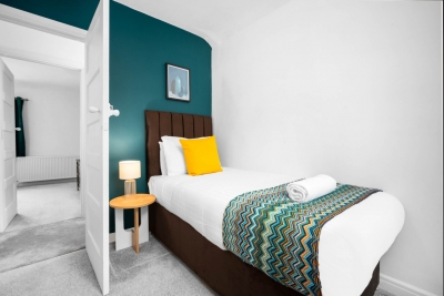 Stylish Three Bedroom House - Garden - Parking
