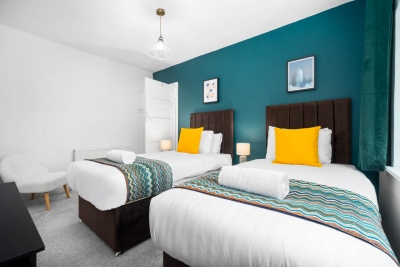 Stylish Three Bedroom House - Garden - Parking