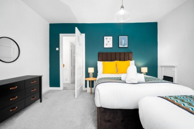 Stylish Three Bedroom House - Garden - Parking
