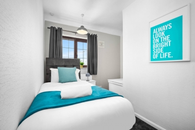 Modern Three Bed House - Garden - Parking