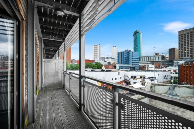 Stylish Chinatown Apartment - Balcony - Parking