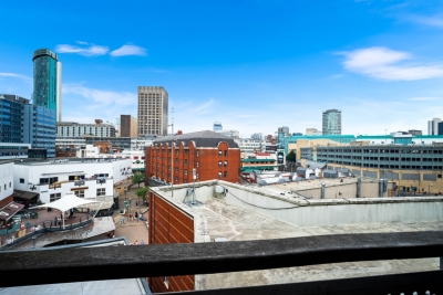 Stylish Chinatown Apartment - Balcony - Parking