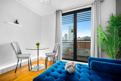 Stylish Chinatown Apartment - Balcony - Parking