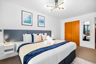 Stylish Chinatown Apartment - Balcony - Parking