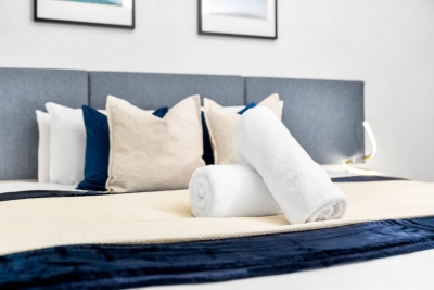 Stylish Chinatown Apartment - Balcony - Parking