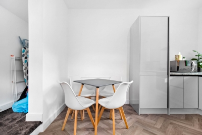 Stylish Apartment - Netflix - On Street Parking 1