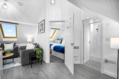 Cozy Apartment - Accommodates 4 - On Street Parking Available