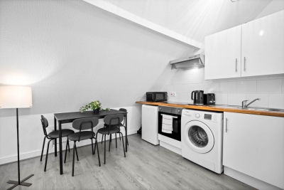 Cozy Apartment - Accommodates 4 - On Street Parking Available
