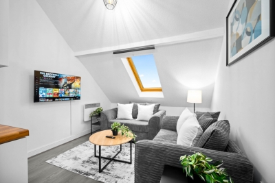 Cozy Apartment - Accommodates 4 - On Street Parking Available