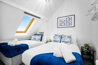 Cozy Apartment - Accommodates 4 - On Street Parking Available