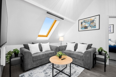 Cozy Apartment - Accommodates 4 - On Street Parking Available